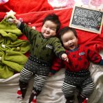 Prvi Božić sa bebom? Evo kako praznici sa bebom ZAISTA izgledaju (VIDEO)