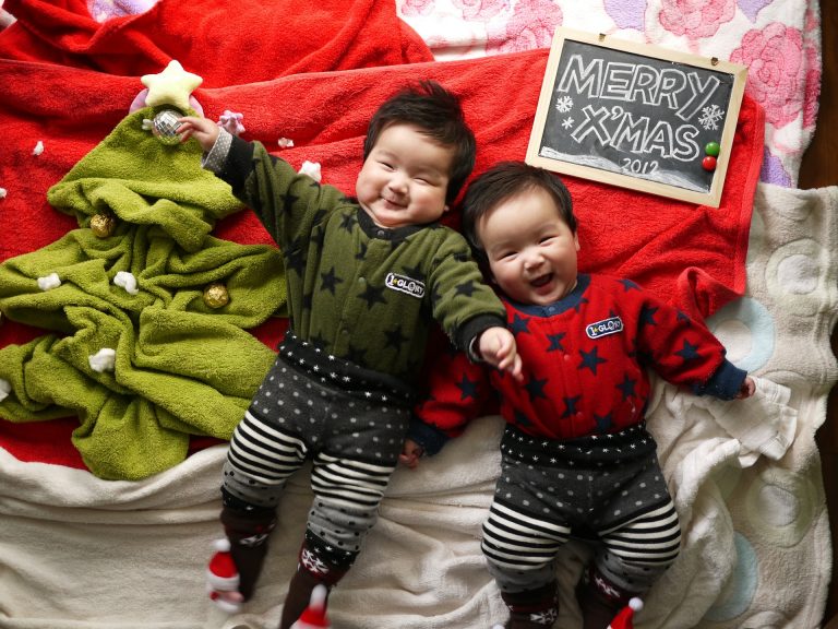 Prvi Božić sa bebom? Evo kako praznici sa bebom ZAISTA izgledaju (VIDEO)