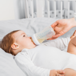 Nemojte davati maloj bebi vodu ni na vrućinama – apeluju stručnjaci